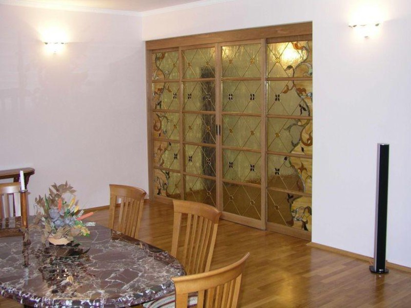 Перегородка для гостиной с цветным стеклом и декоративными вставками Нижний Новгород